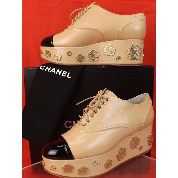 NIB CHANEL G31722 BEIGE LEATHER CAMELLIA CC PLATFORM BLACK TOE LACE OXFORDS 39.5 - Picture 1 of 12